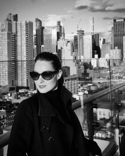 Black and white glamour beautiful girl in Manhattan