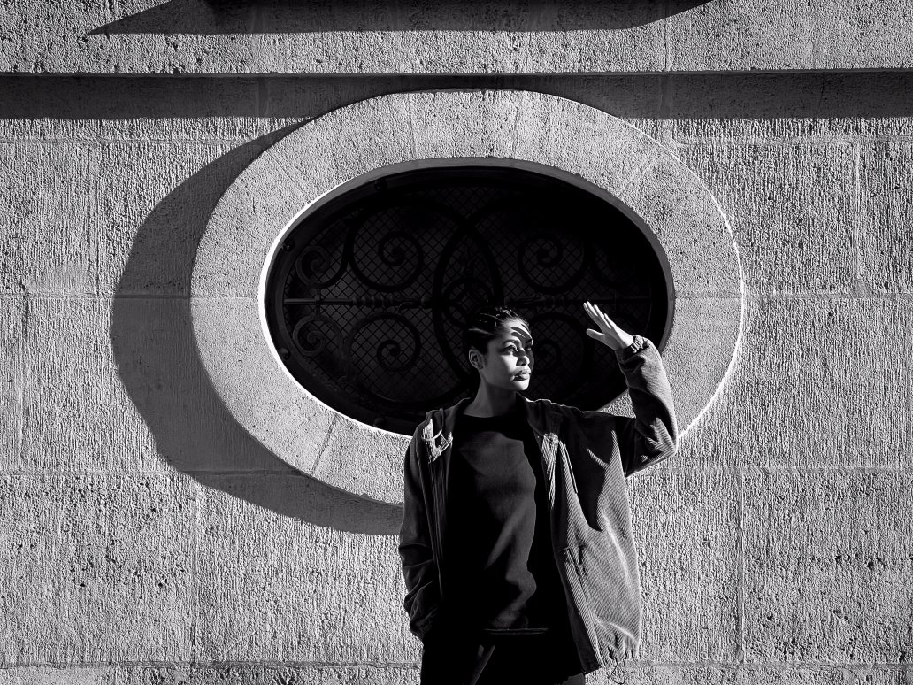 Black and white Fashion photoshoot rue PARIS model soleil contre jour Sebastien Franca