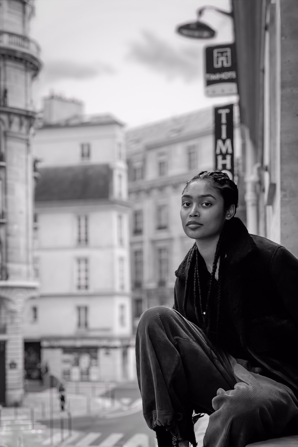 Portrait Balcon Editorial Fashion black and white