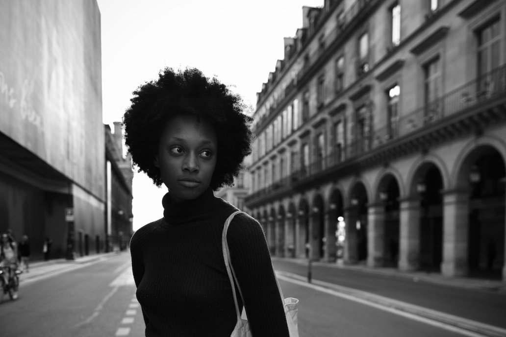 fashion portrait photoshoot Paris Rivoli black and white Sebastien FRANCA photographer