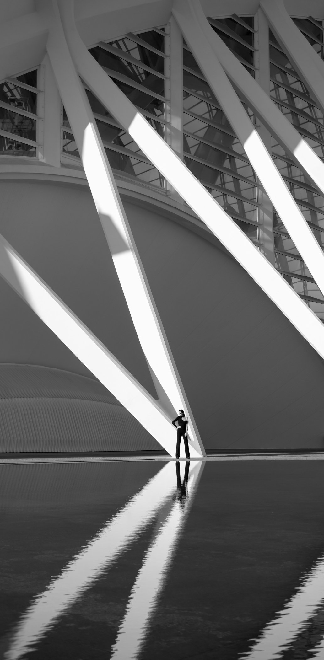 Fashion architecture black and white reflexion photography valencia Spain sebastien franca