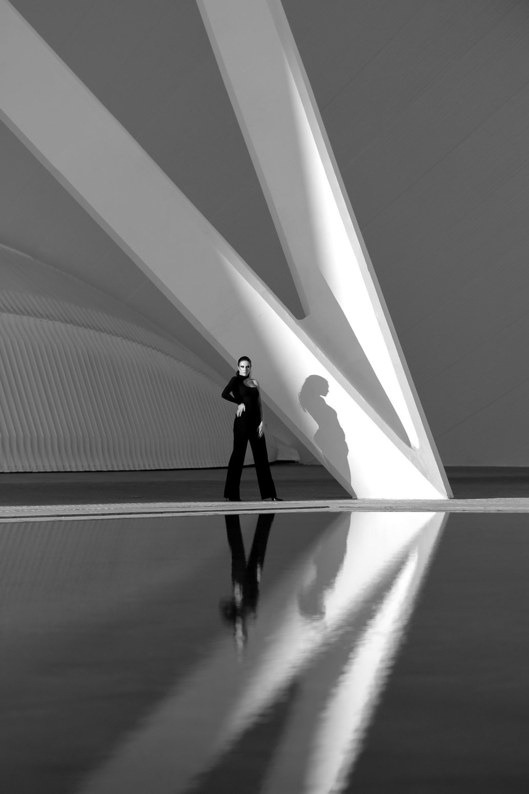 Fashion architecture black and white reflexion photography valencia Spain sebastien franca